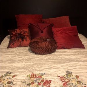 Queen comforter with embroiled flowers